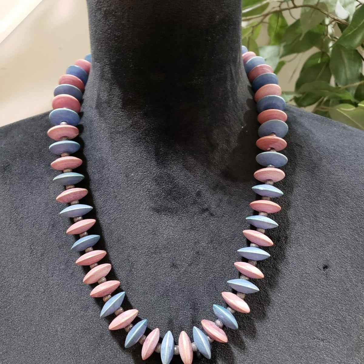 Women Fashion Gorgeous Oyster Shell Southwest Beaded Necklace with Round Clasp