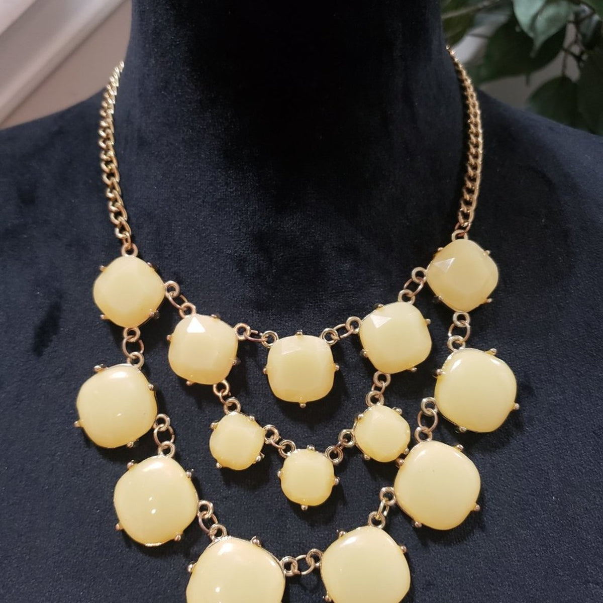 Women's Fashion Gold Tone Chain Chunky Beige Gemstones Statement Necklace