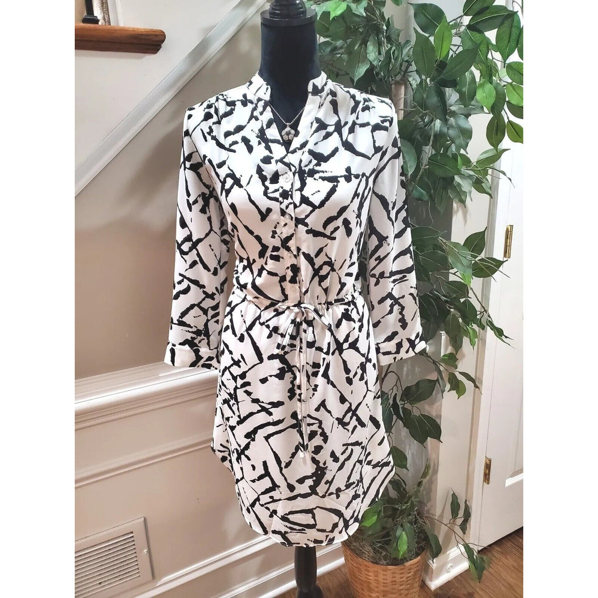 Young Threads Women's Black & White V-Neck Long Sleeve Knee Length Dress Size S