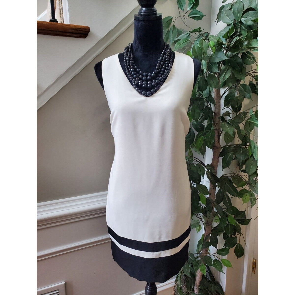Banana Republic Women's White & Black Polyester V-Neck Sleeveless Knee Length 6