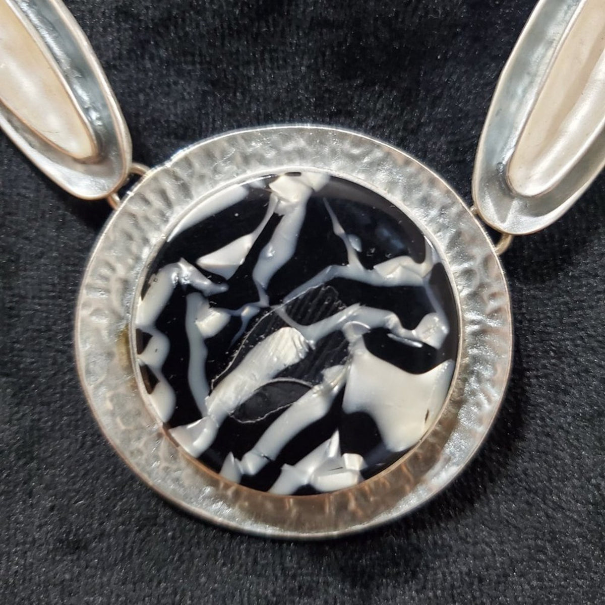 Women's Round White Black Resin Gold Chain Fashion Jewelry Necklace