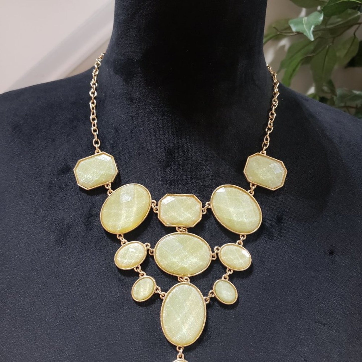 Womens Fashions Beige Glass Round Stones Collar Necklace with Lobster Clasp
