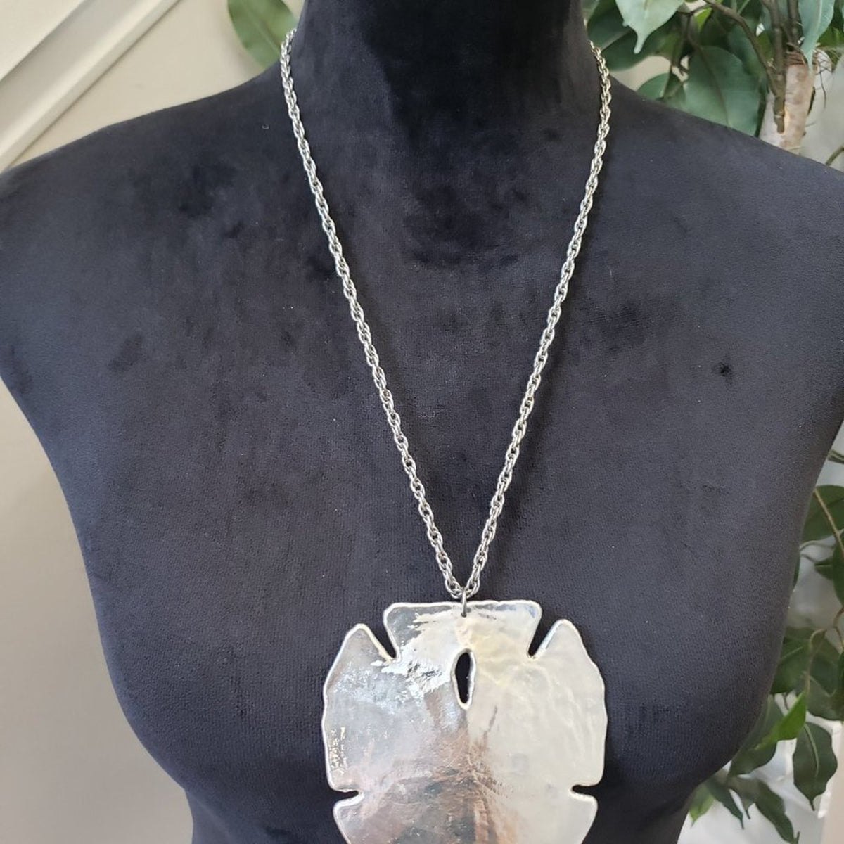 Womens Fashion Sand Dollar Pendant Pewter Necklace with Lobster Clasp