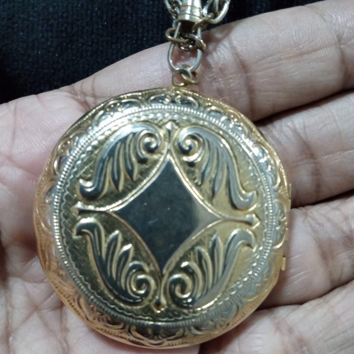 Womens Modern Fashion Chunky Gold Tone Carved Pendant Necklace with Magnetic Cla