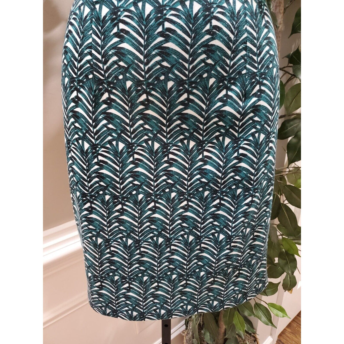 Women's Green & White Polyester Round Neck Sleeveless Knee Length Dress Size S