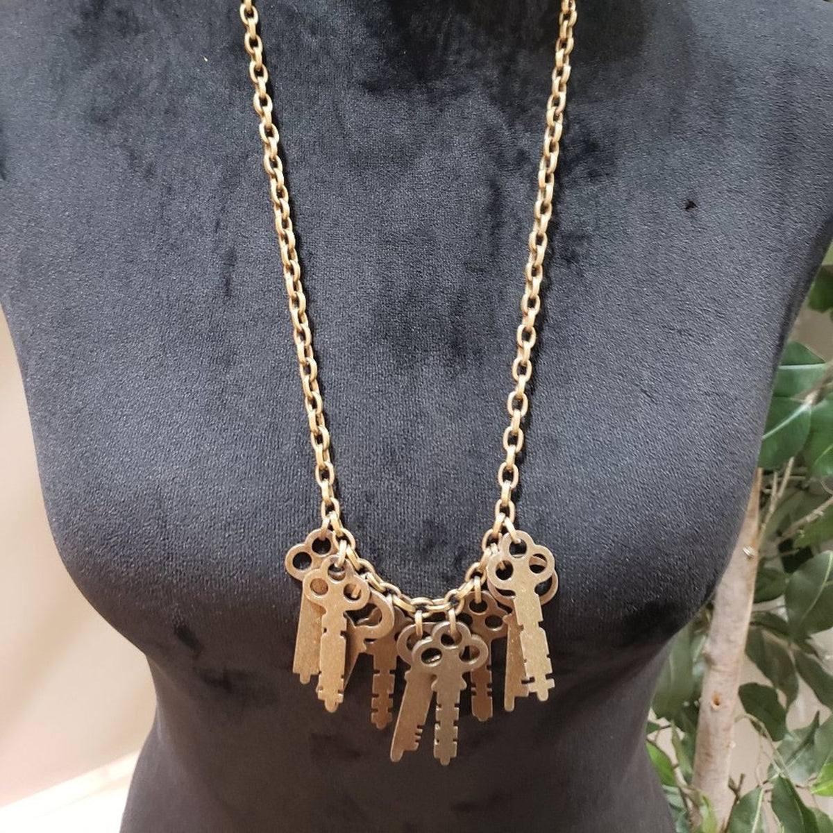 Vintage Women's Multiple Gold Tone Links Keys Necklace