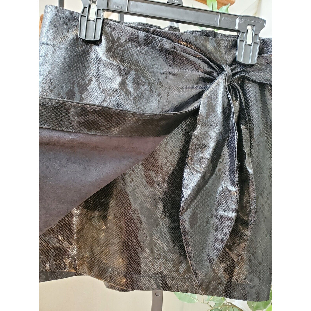 Ley Den Women’s Black Snake Faux Leather Straight Casual Mini Skirt Size Large