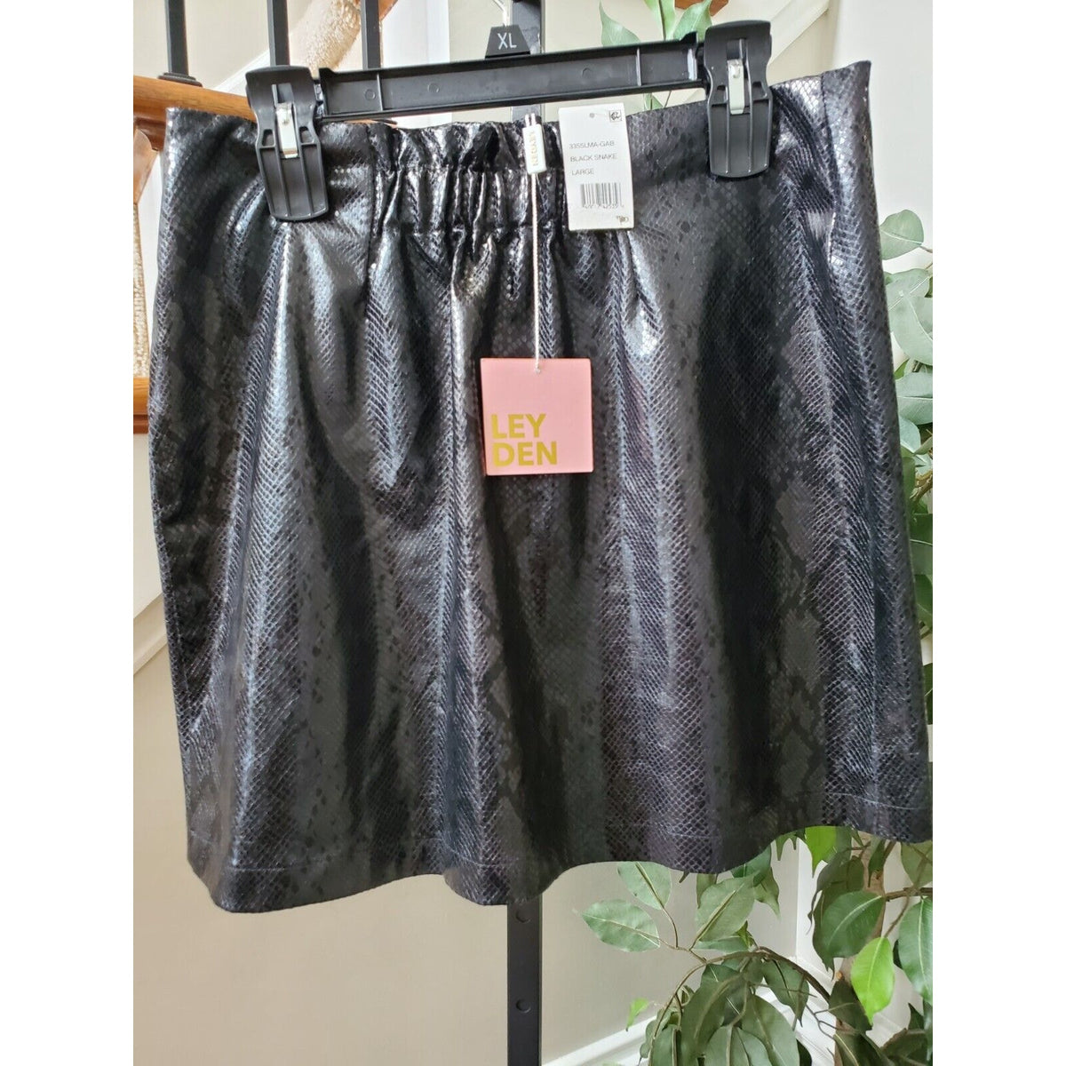 Ley Den Women’s Black Snake Faux Leather Straight Casual Mini Skirt Size Large