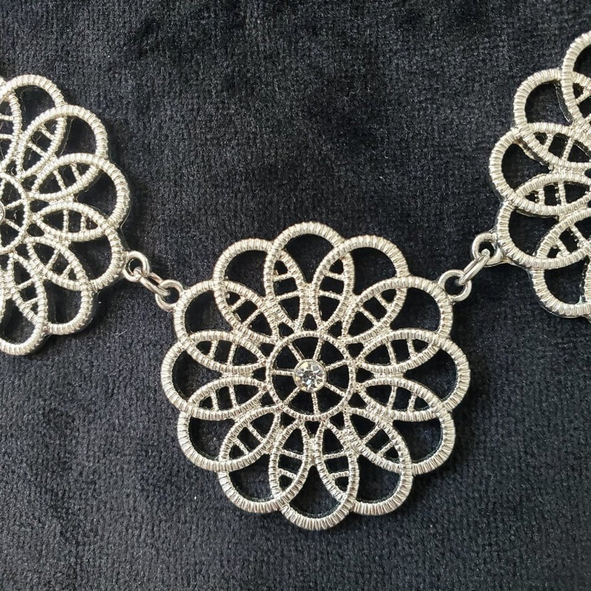 Women's Silver Tone with Flowers Design with Lobster Clasp Necklace