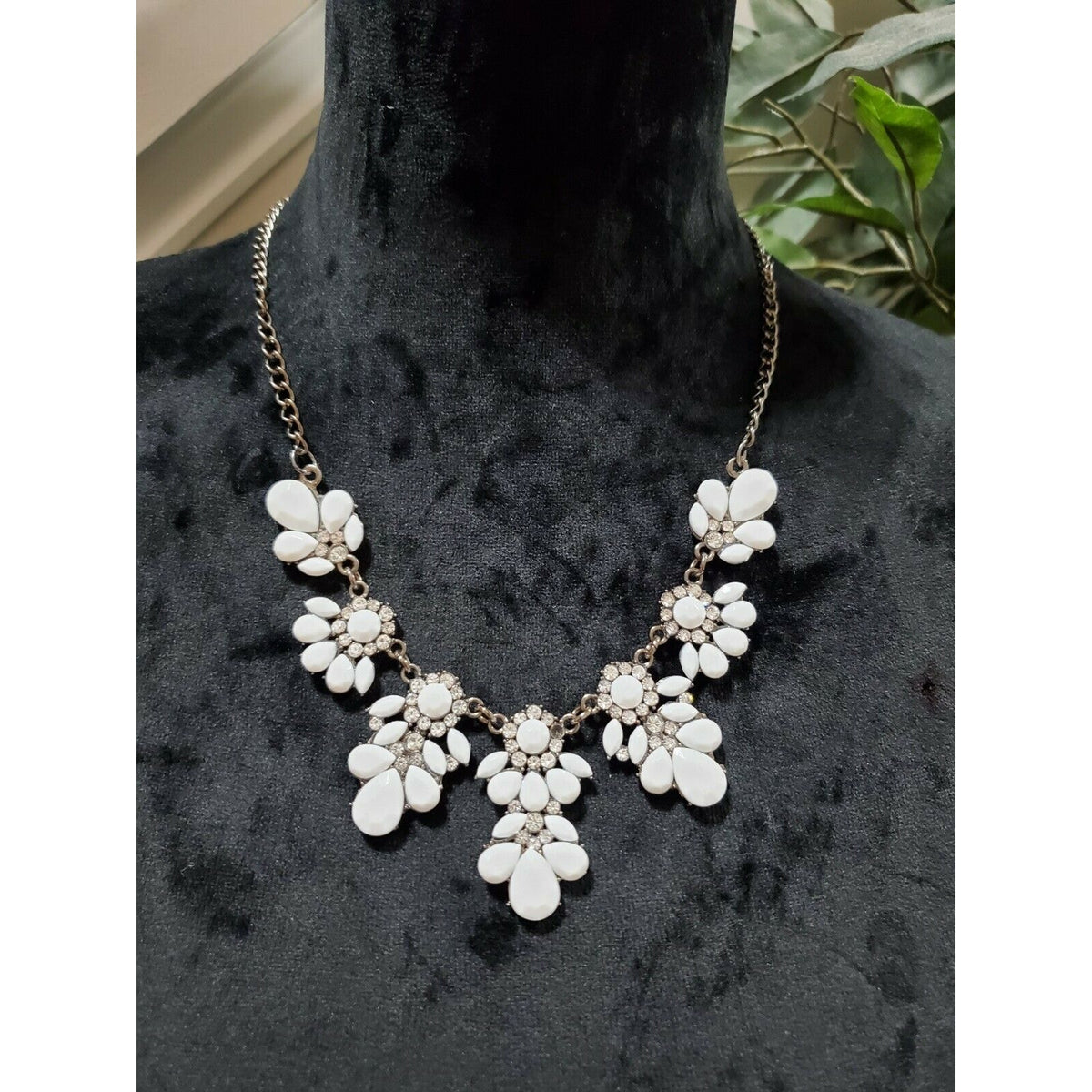 Western White Floral Stylish Choker Necklace