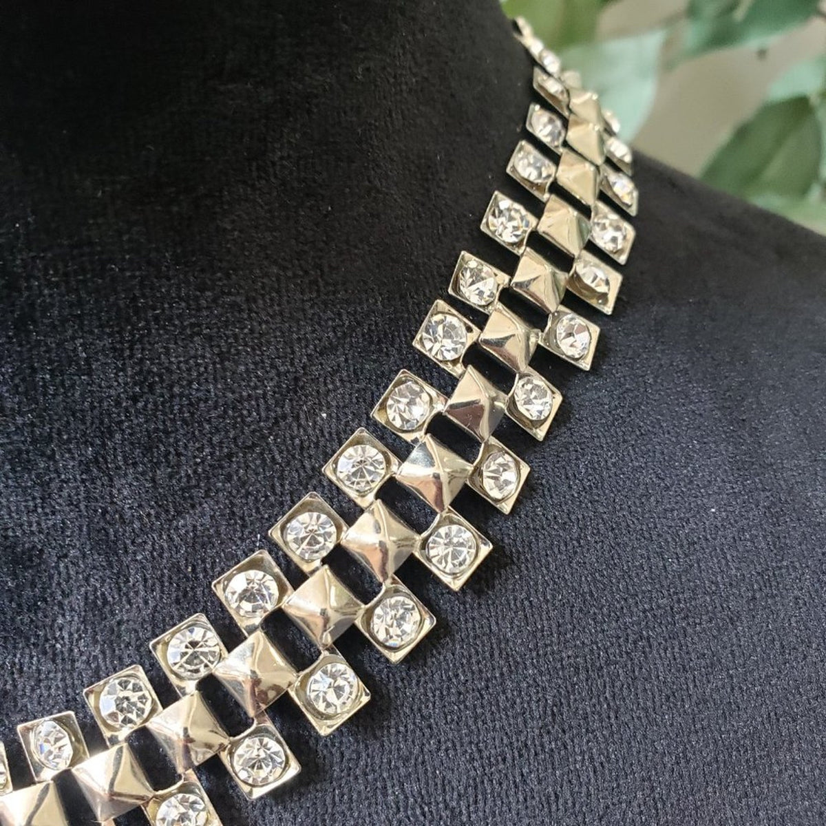 Traci Lynn Silver Camera Ready Collar Necklace Set