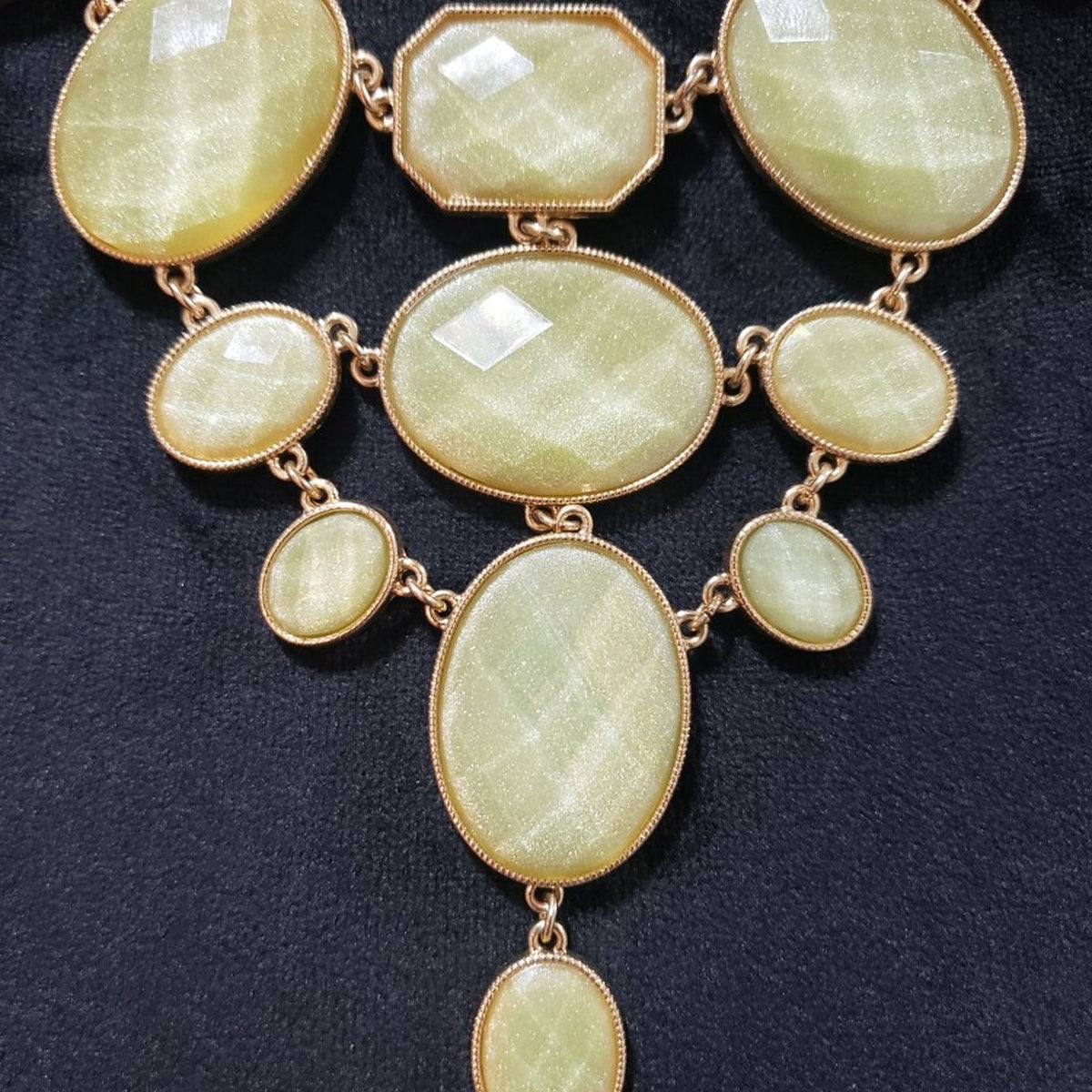 Womens Fashions Beige Glass Round Stones Collar Necklace with Lobster Clasp