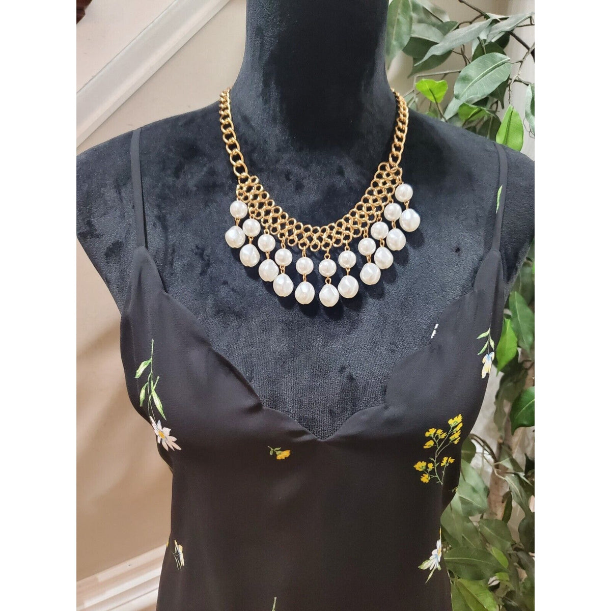 Socialite Black Floral Scalloped V-Neck Sleeveless Camisole Top Blouse Small
