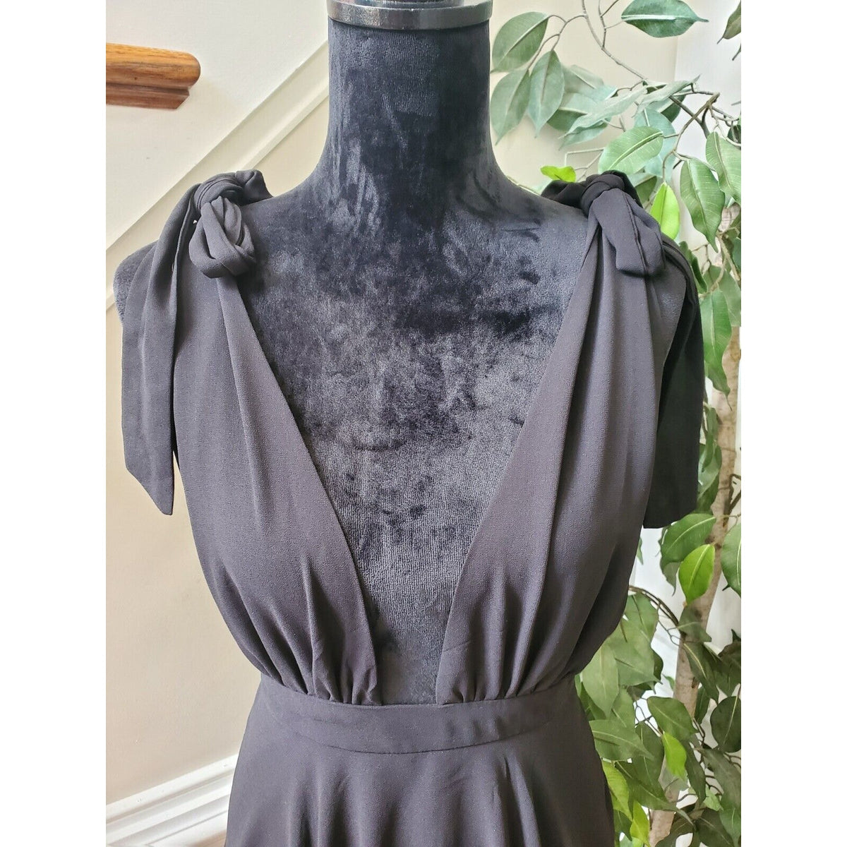 Forever 21 Women's Black Polyester V-Neck Sleeveless Casual Knee Length Dress M