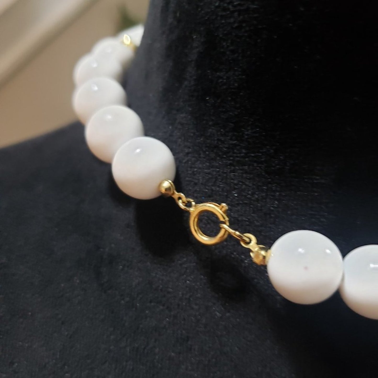 Women's Vintage White & Gold Round Beaded Lobster Clasp Necklace