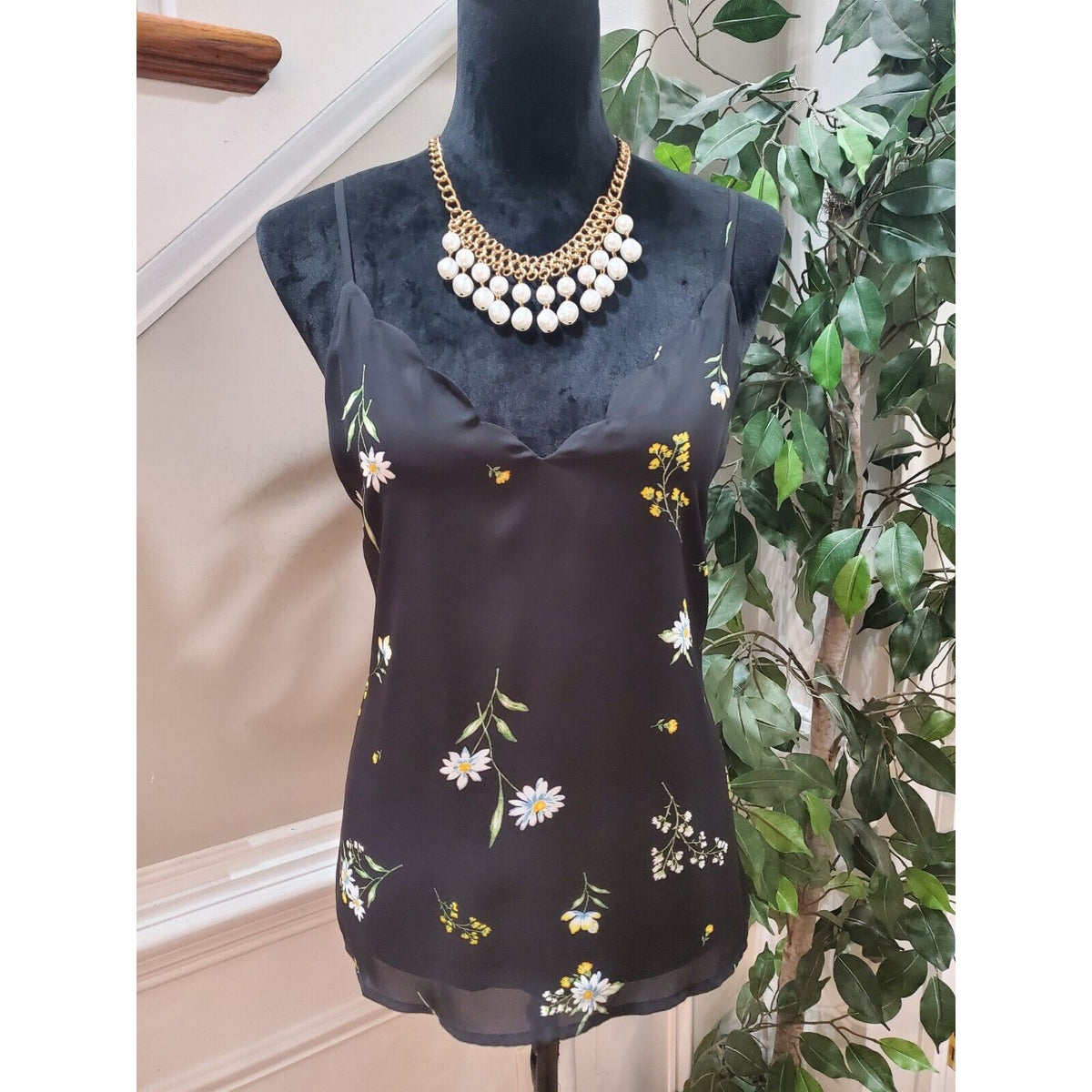 Socialite Black Floral Scalloped V-Neck Sleeveless Camisole Top Blouse Small