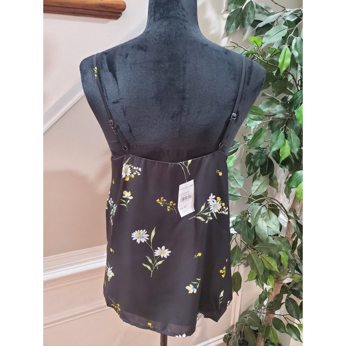 Socialite Black Floral Scalloped V-Neck Sleeveless Camisole Top Blouse Small