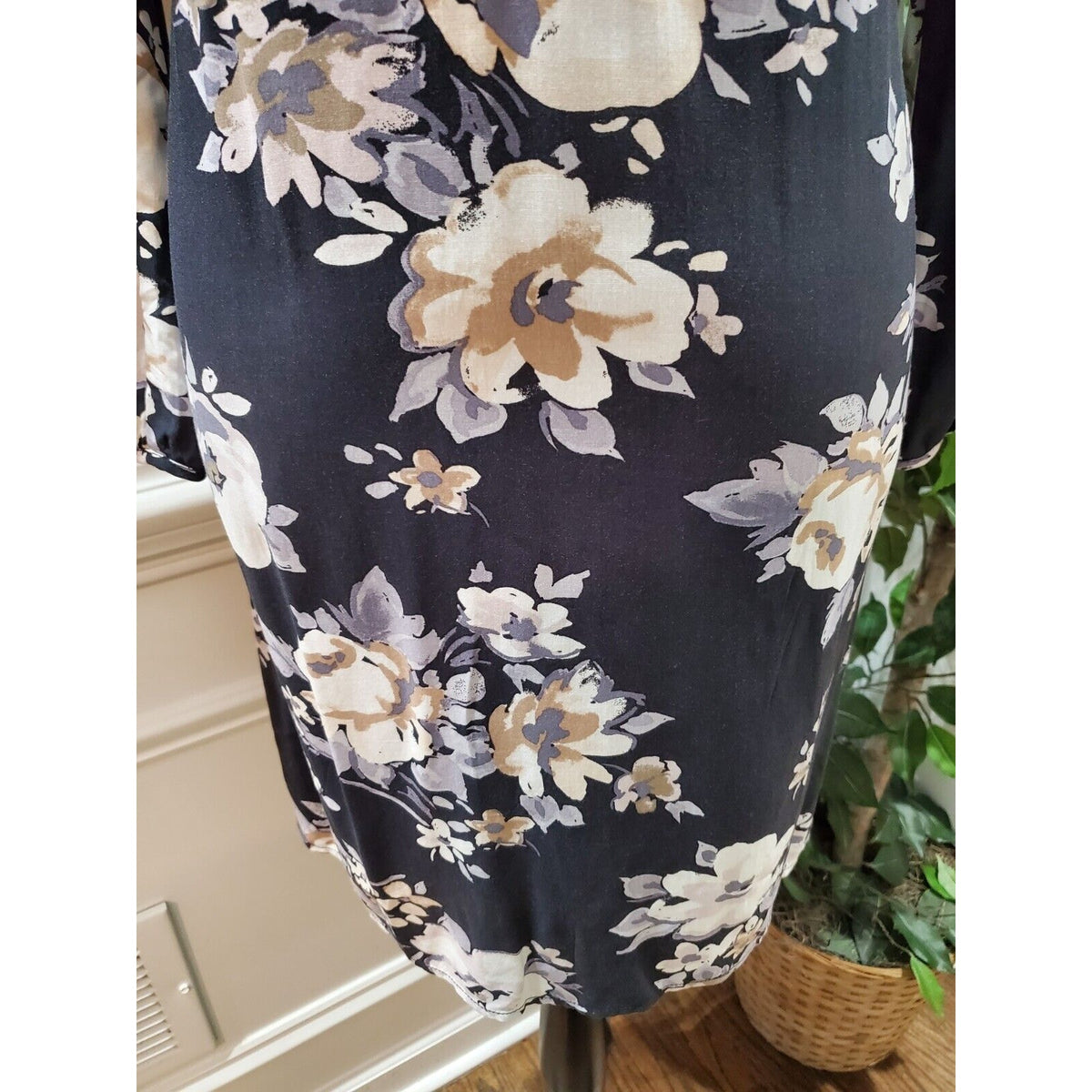 Old Navy Women's Black Floral Rayon Round Neck Long Sleeve Knee Length Dress M
