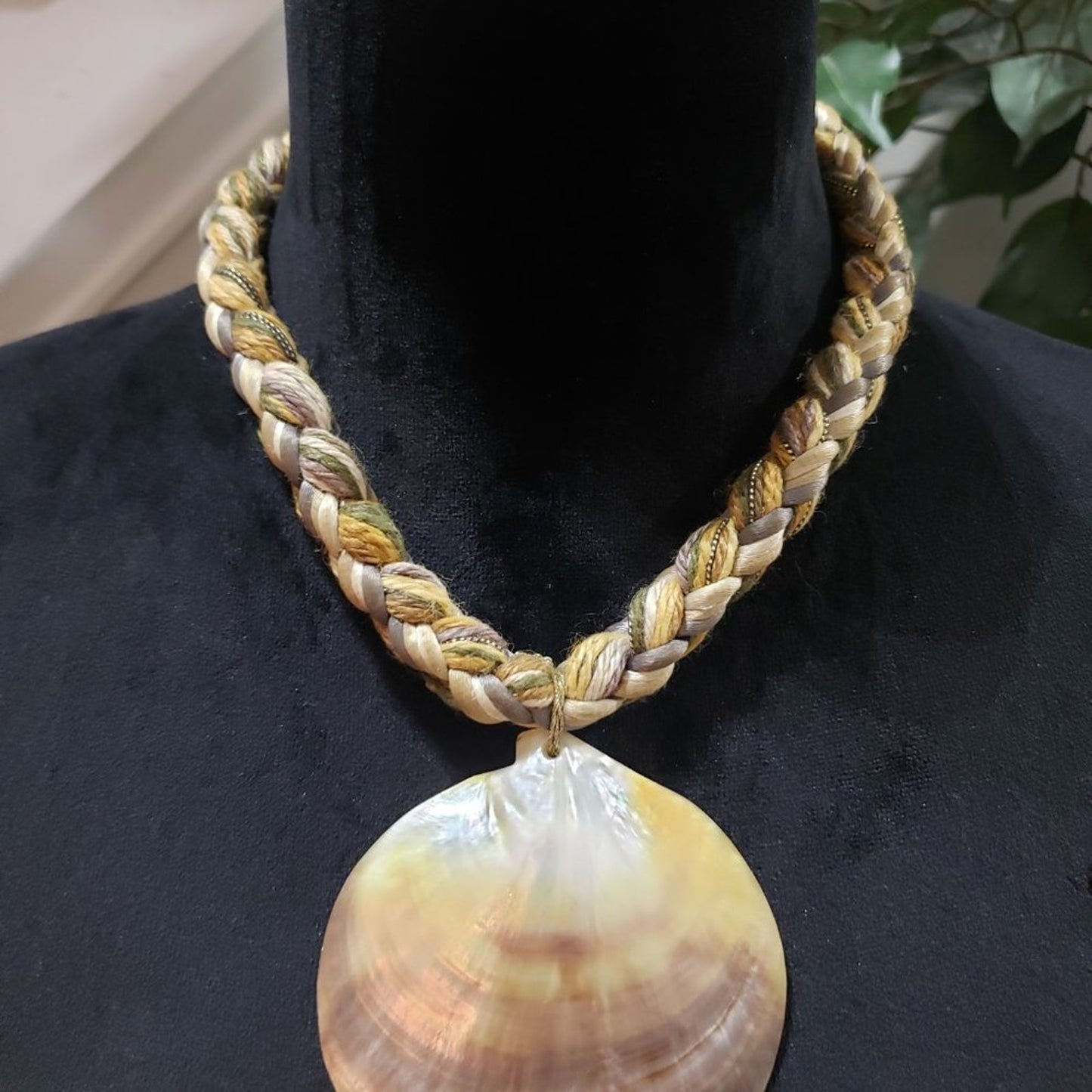 Womens Mother of Pearl Shell Circle Charm Pendant Necklace