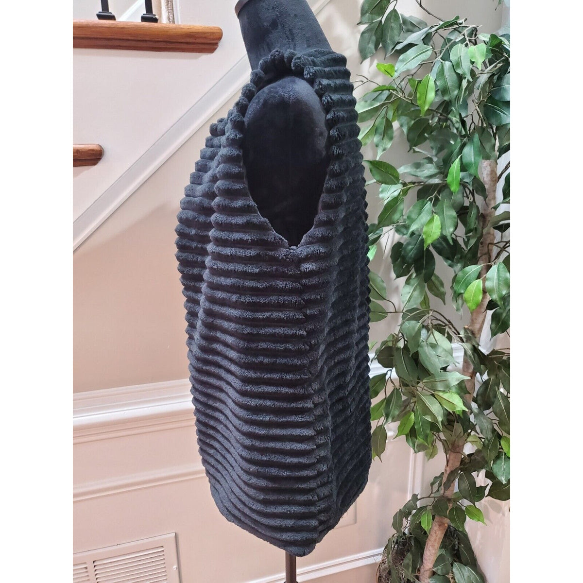 Women's Black 100% Polyester Faux Fur Sleeveless Casual Vest Jackets