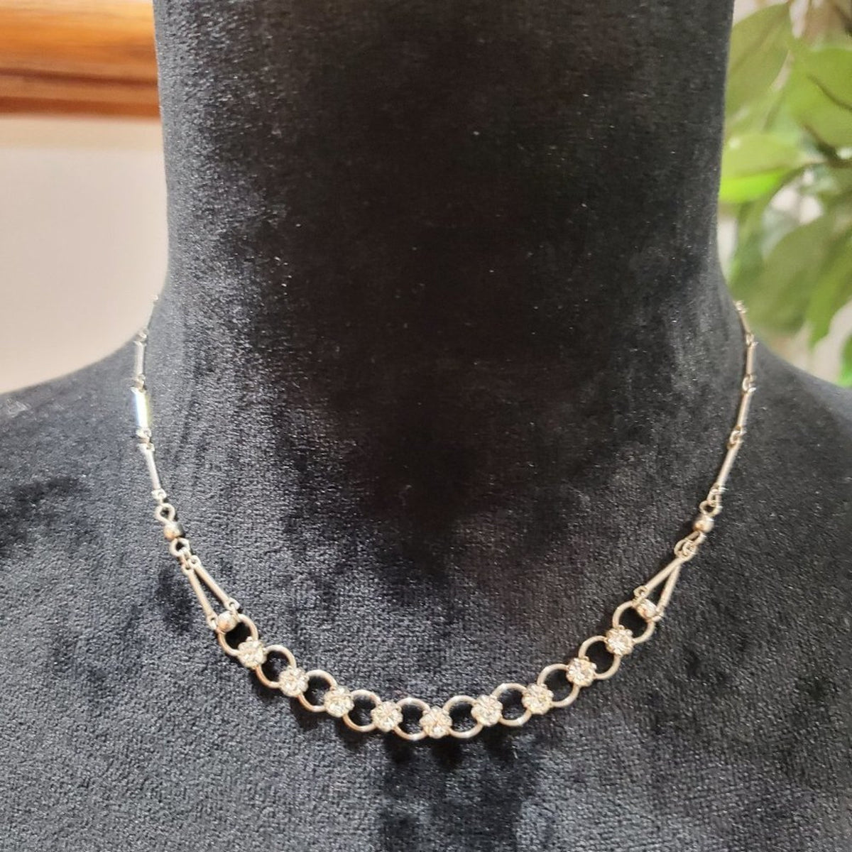 Cool Jewels Womens Gold Tone Luxury Floral Link Chain Pendant Necklace