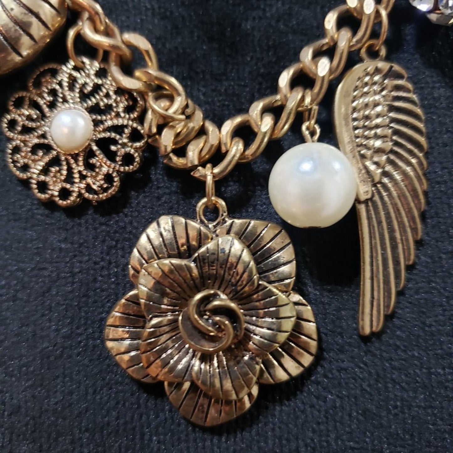Womens Fashions Gold Tone Flower Heart Beaded Collar Necklace w/ Lobster Clasp