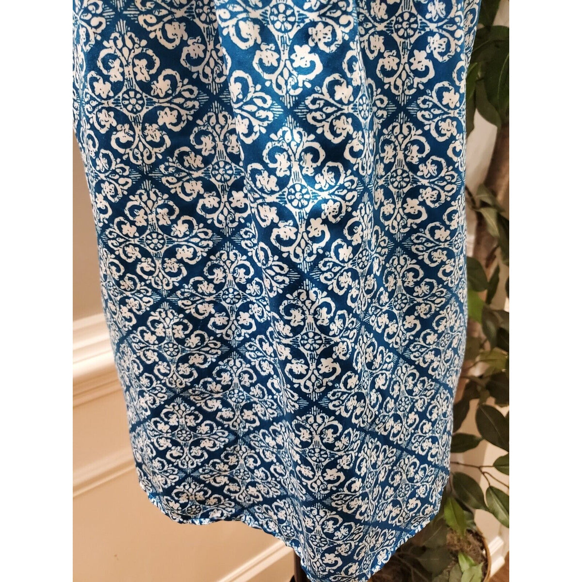 Gap Women Blue & White Polyester Scoop Neck Sleeveless Casual Top Blouse Size XL