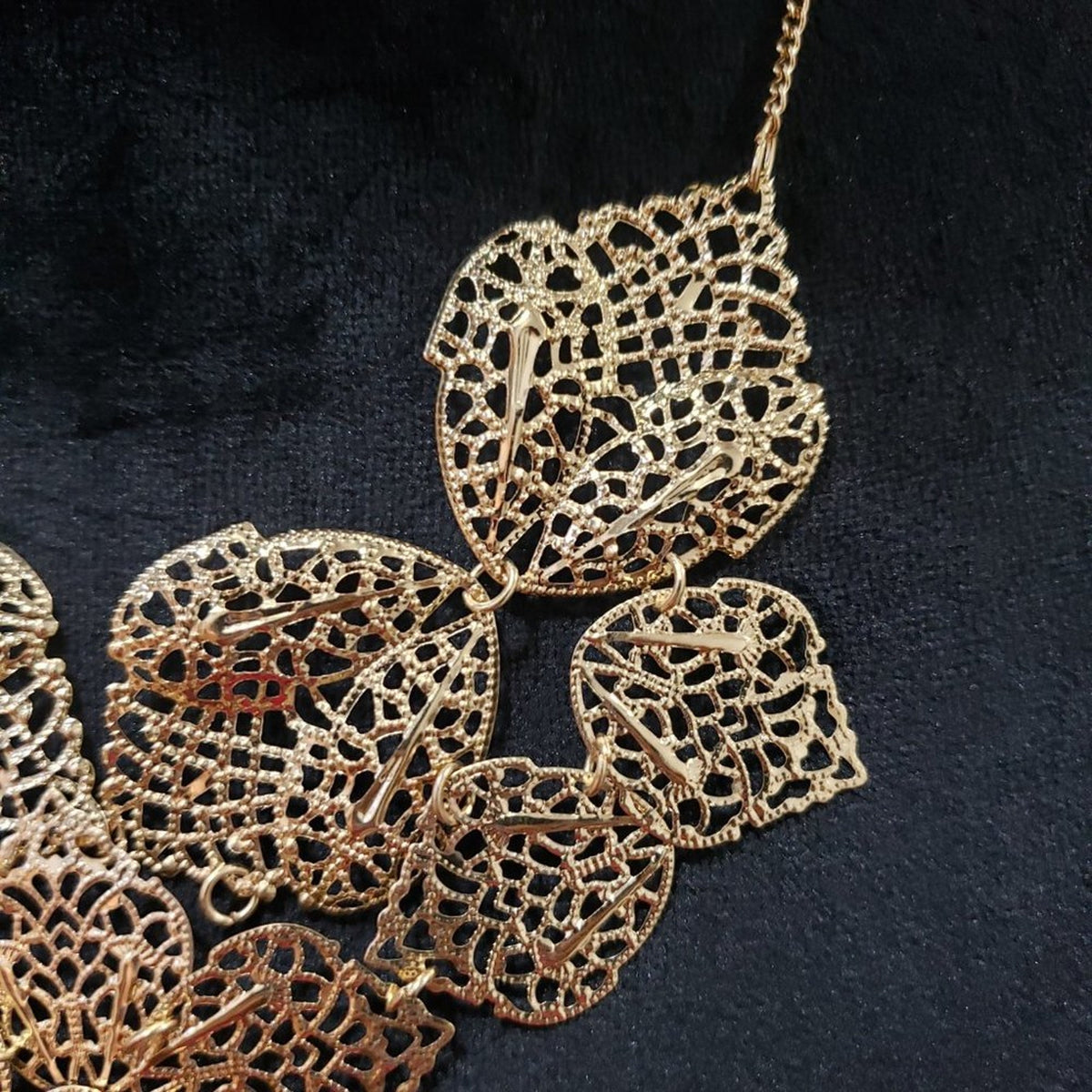 Women Vintage Gold Tone Bohemian Delicate Filigree Leaf Motif Statement Necklace