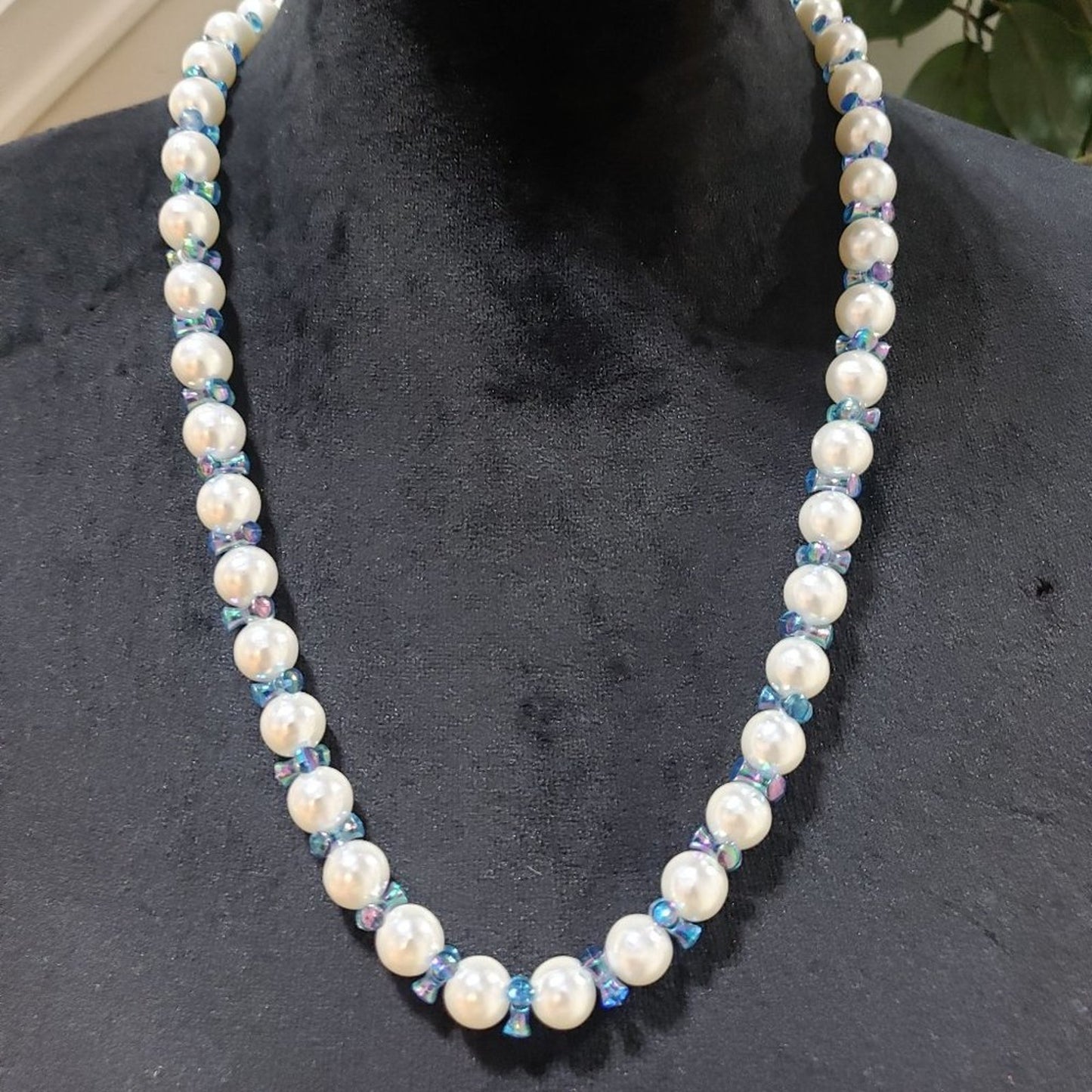 Women's White Pearl Round Shape Beaded Statement Fashion Necklace