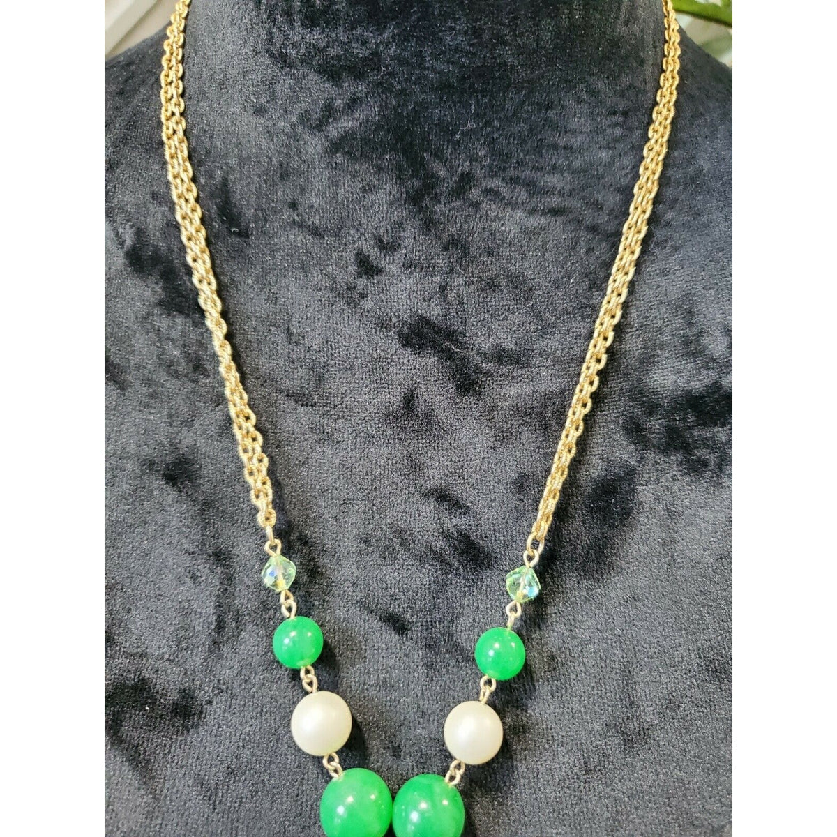 Green and White Pearl Beaded Necklace