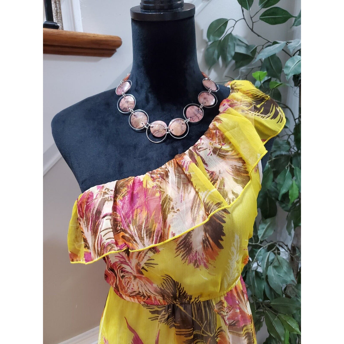 Charlotte Russe Women Yellow Polyester One Shoulder Off Knee Length Dress Size M