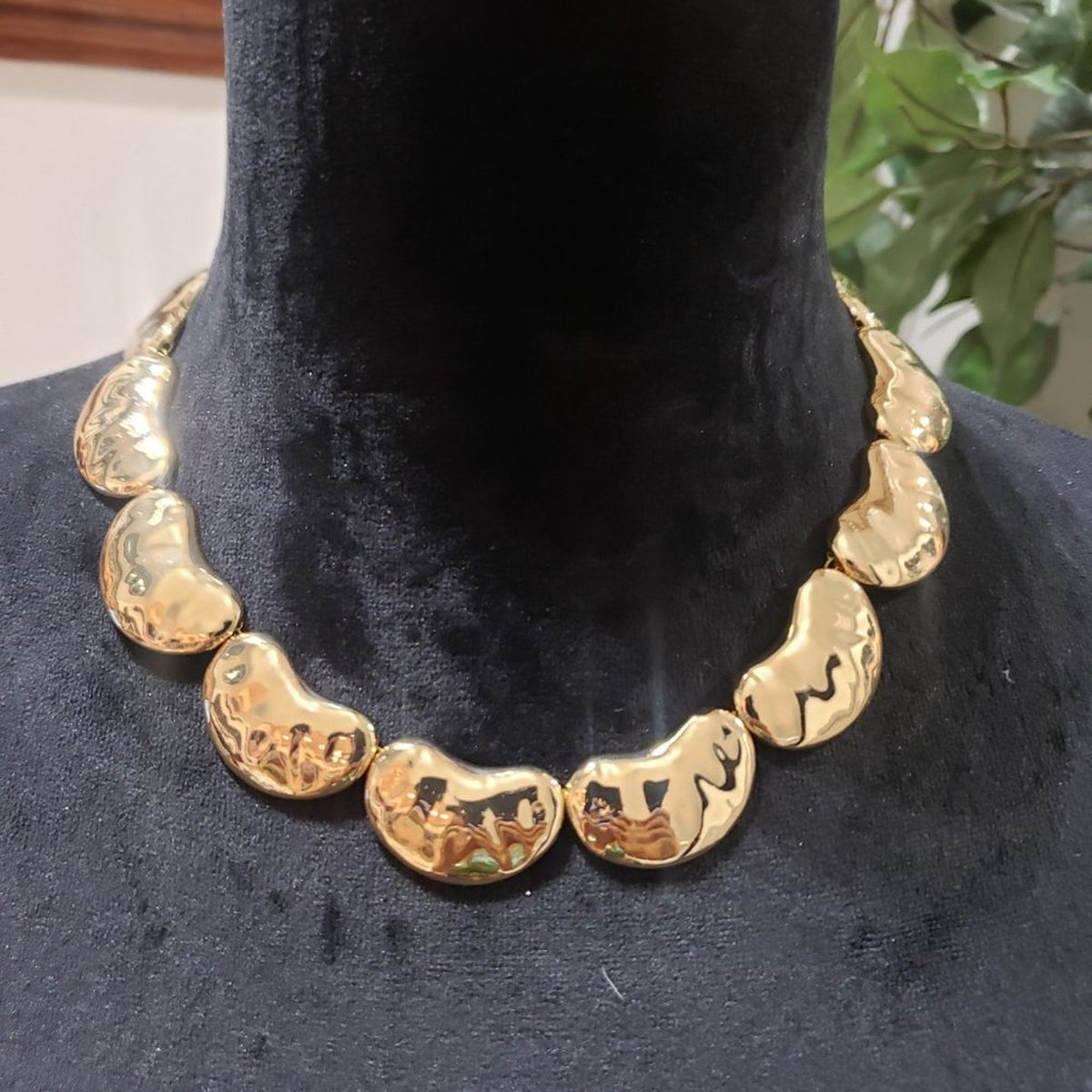 Traci  Lynn Womens Vintage Gold Tone Lobster Clasp Necklace with Earrings