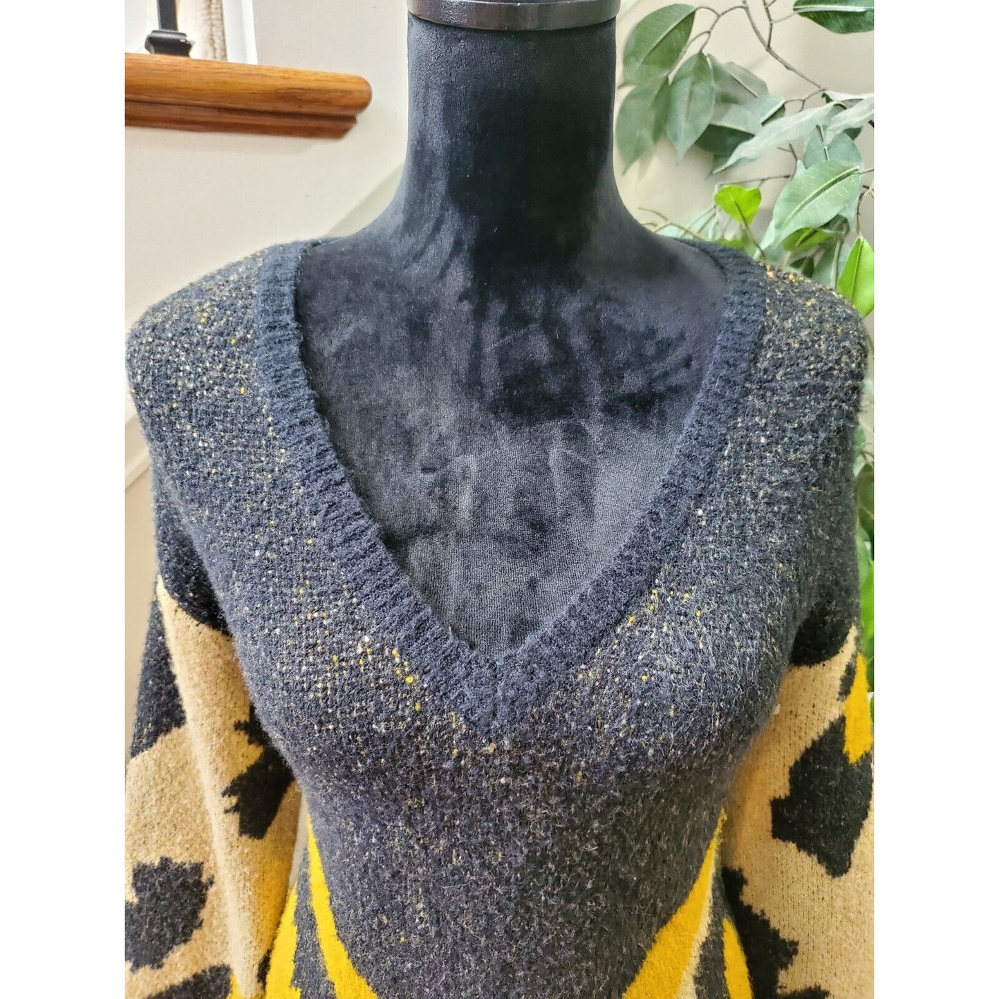 New Directions Black & Beige Animal Print V-Neck Long Sleeve Pullover Sweater M