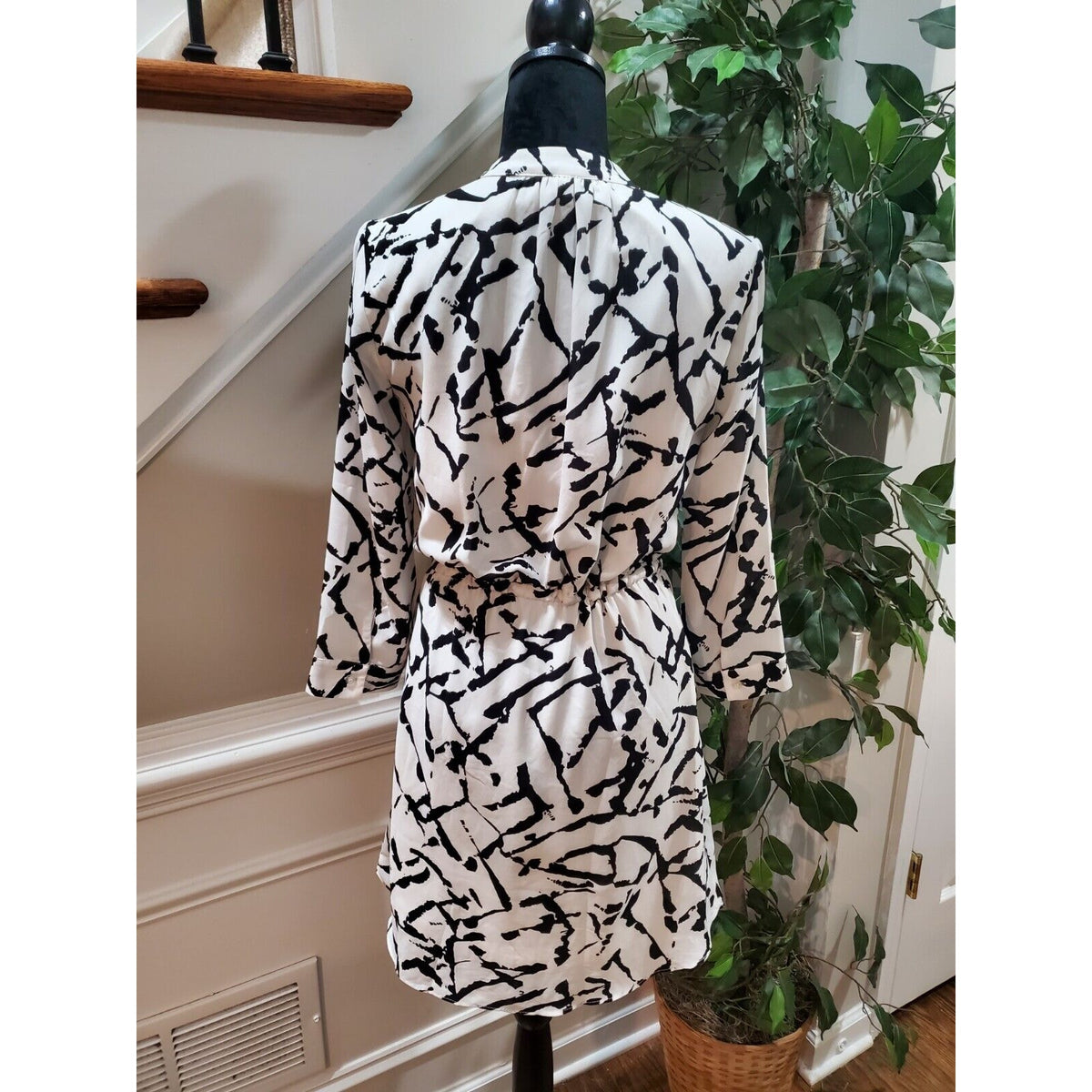 Young Threads Women's Black & White V-Neck Long Sleeve Knee Length Dress Size S