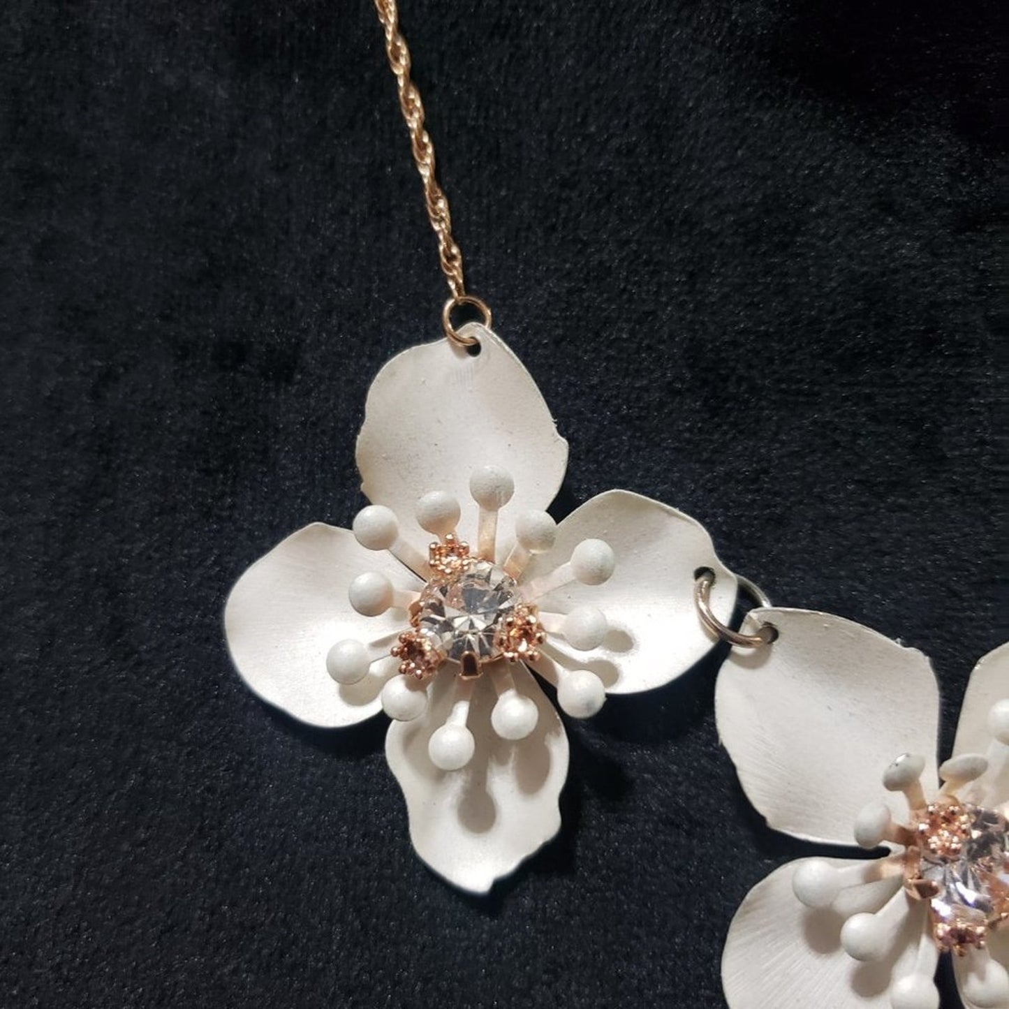 Women's White Simple And Beautiful Stunning Floral Necklace