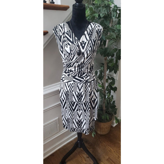 Calvin Klein Black & White Polyester V-Neck Sleeveless Knee Length Dress Size 4