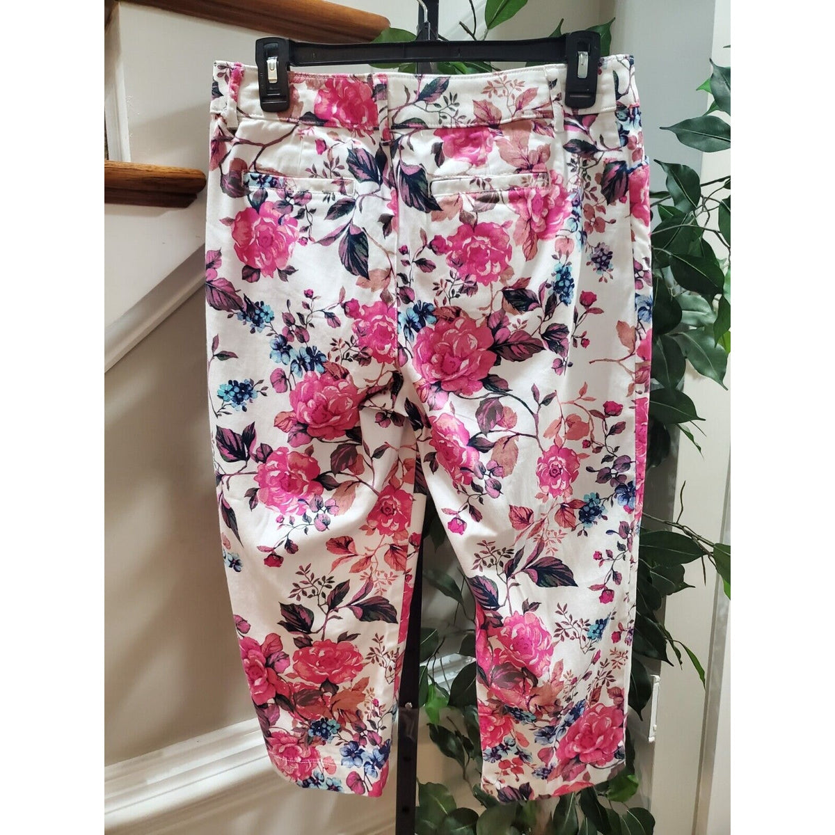 St John's Bay Women's White Floral Cotton Mid Rise Secretly Slender Capri Pant 8