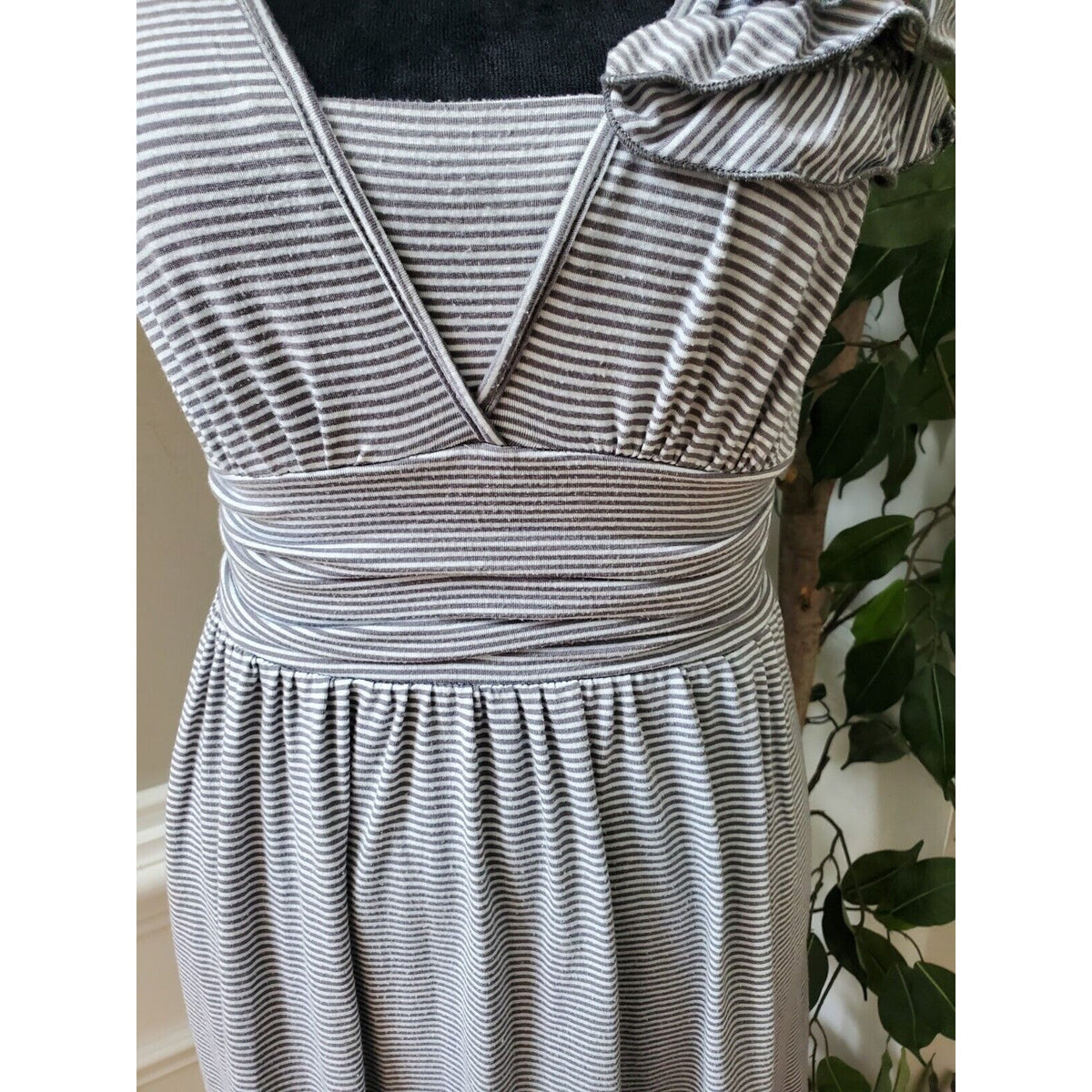 Specklers Women's White & Gray Polyester V-Neck Sleeveless Knee Length Dress M