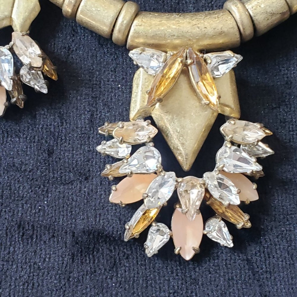 Women's Stella & Dot Matte Gold & White Neutral Stones Necklace
