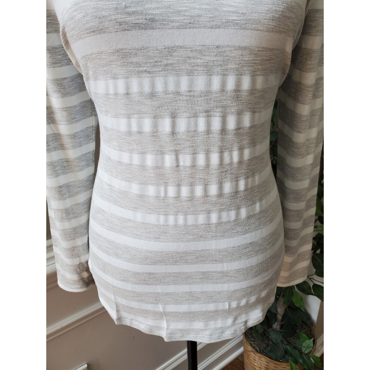 Old Navy Women's Gray Rayon Round Neck Long Sleeve Casual Top Shirt Size Medium
