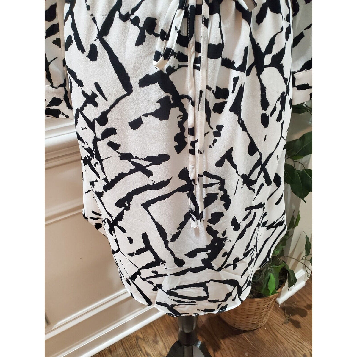 Young Threads Women's Black & White V-Neck Long Sleeve Knee Length Dress Size S
