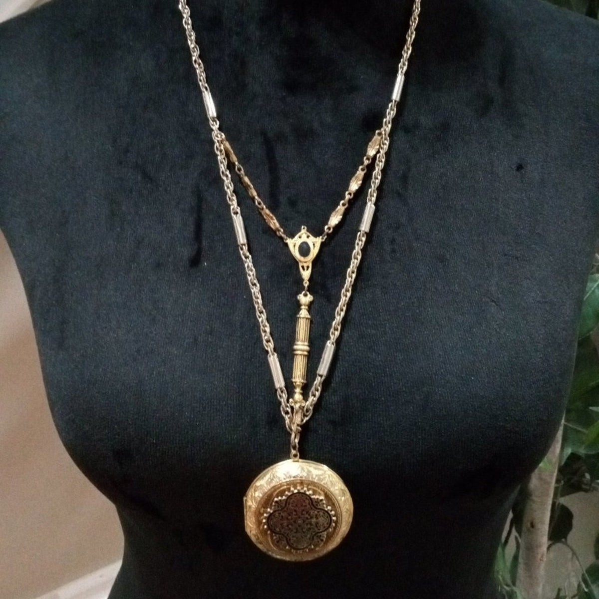 Womens Modern Fashion Chunky Gold Tone Carved Pendant Necklace with Magnetic Cla