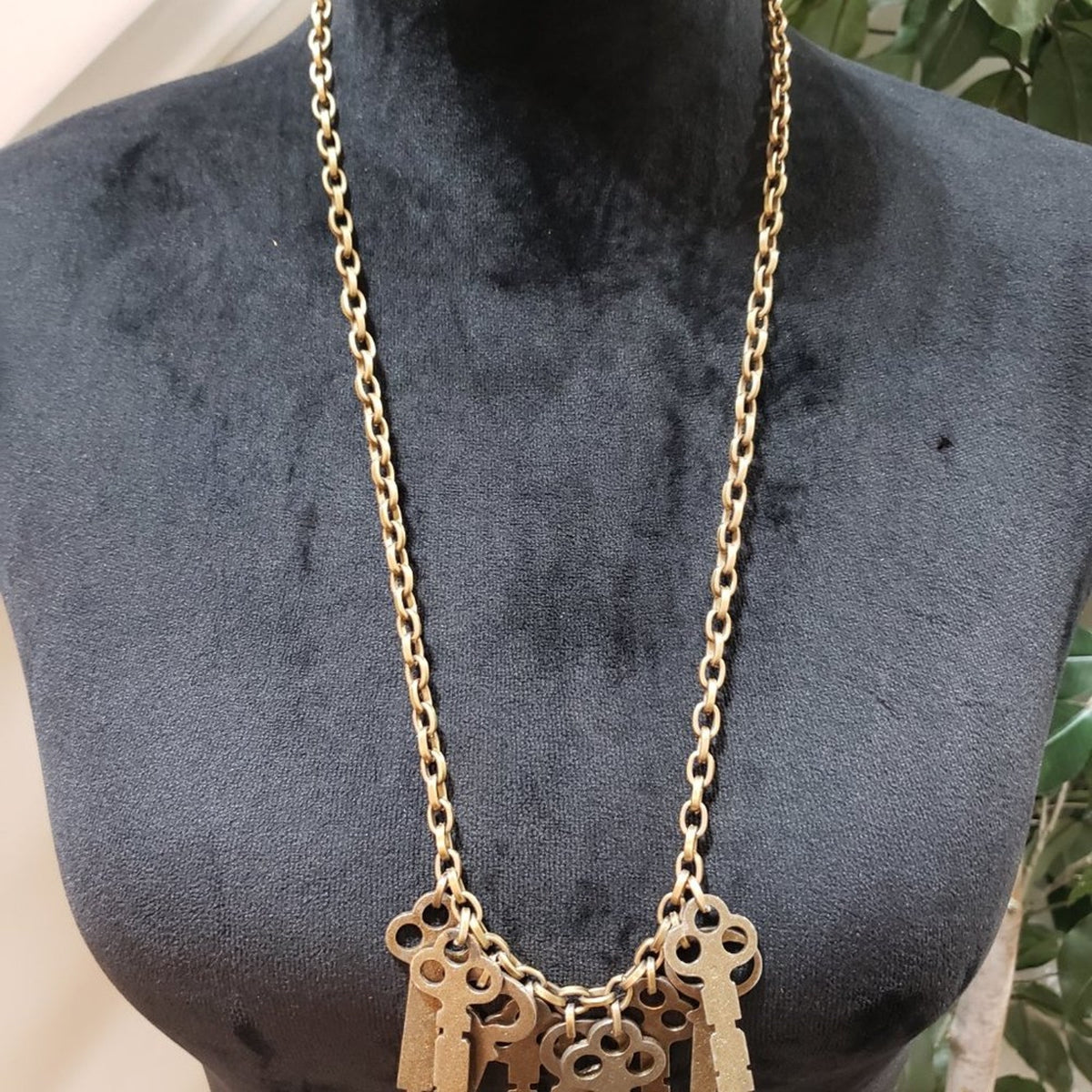 Vintage Women's Multiple Gold Tone Links Keys Necklace