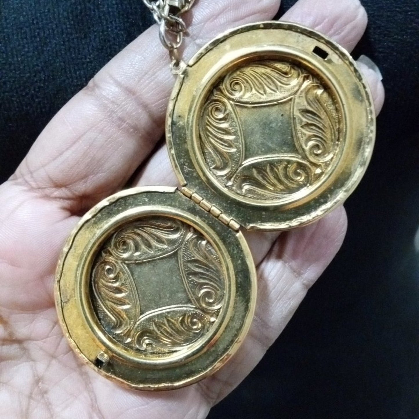Womens Modern Fashion Chunky Gold Tone Carved Pendant Necklace with Magnetic Cla
