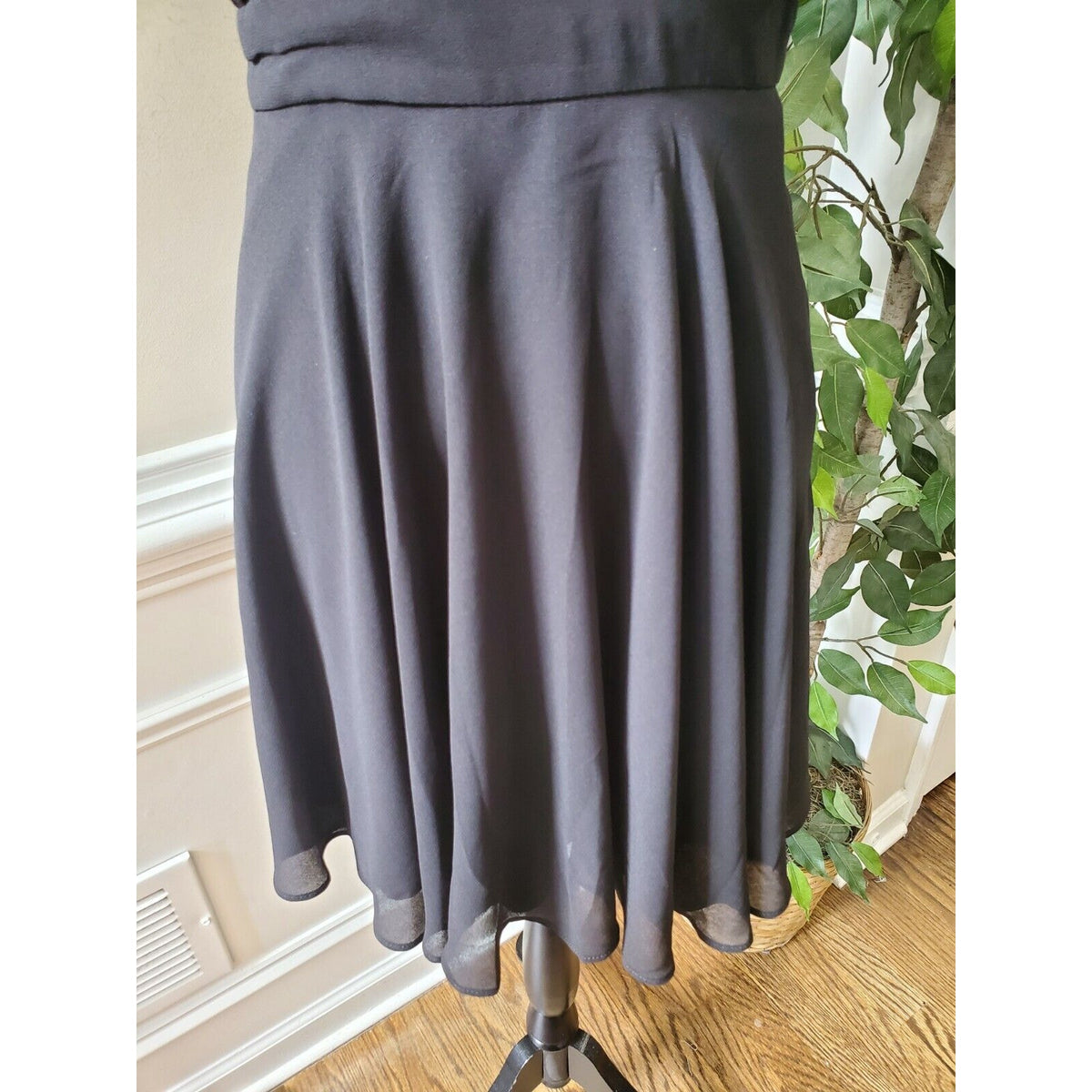 Forever 21 Women's Black Polyester V-Neck Sleeveless Casual Knee Length Dress M
