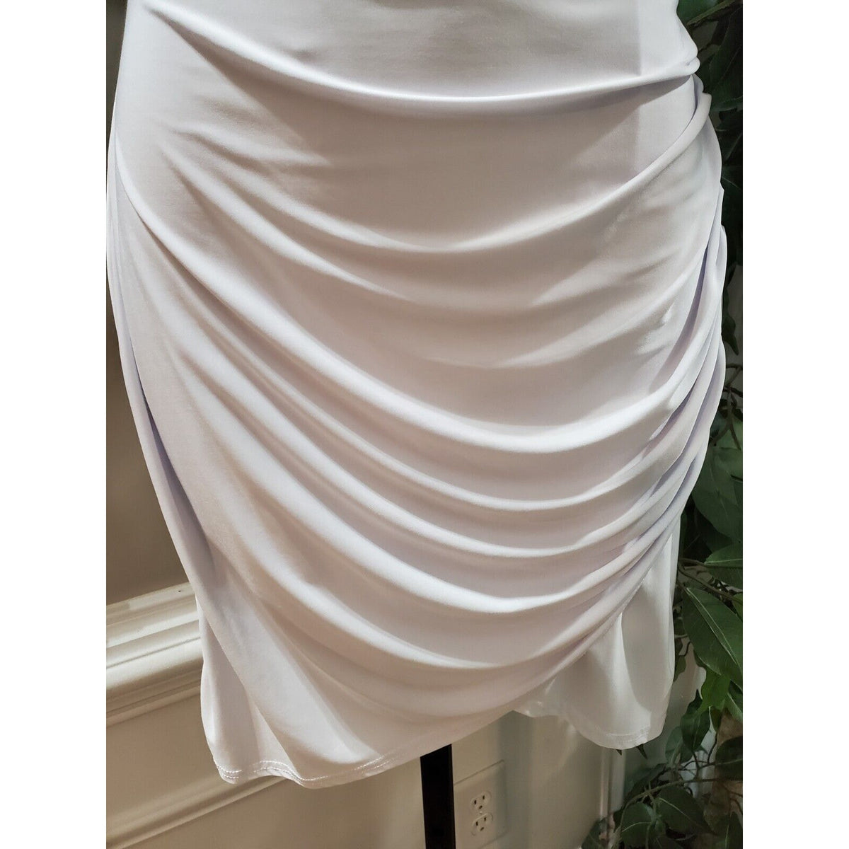 Pretty Little Thing Women's White V-Neck Long Sleeve Knee Length Dress Size 8