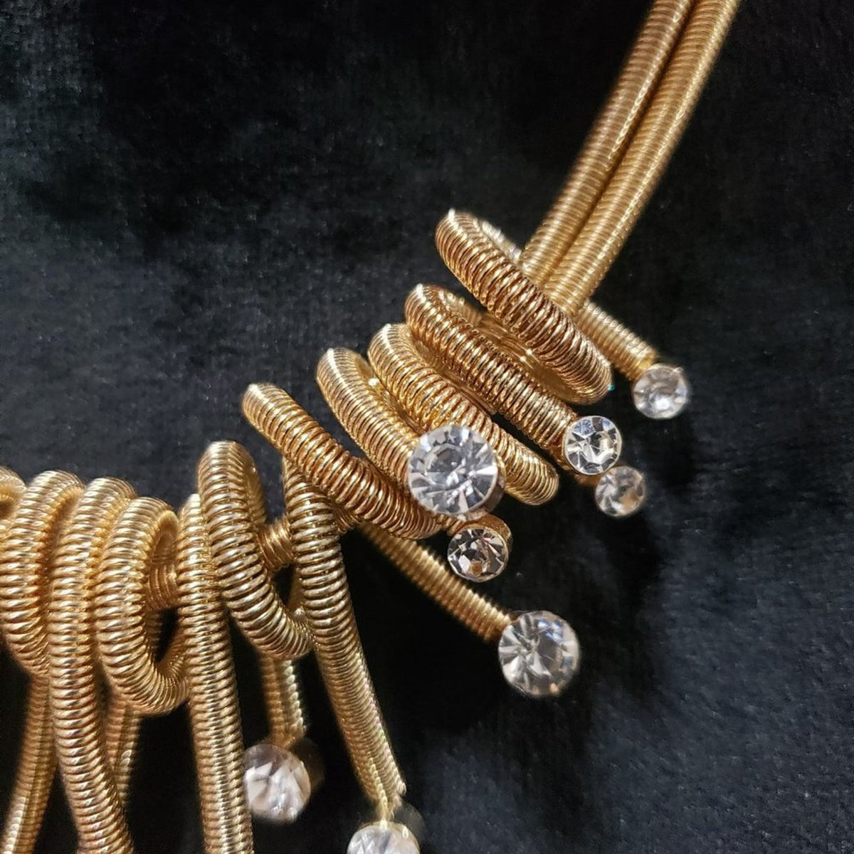 Traci Lynn Womens Unwind Gold Tone Rhinestone Statement Fashion Necklace