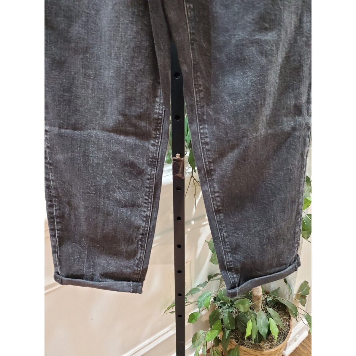Old Navy Women's Black Cotton Pockets Maternity Straight Leg Capri Jeans Size 8S