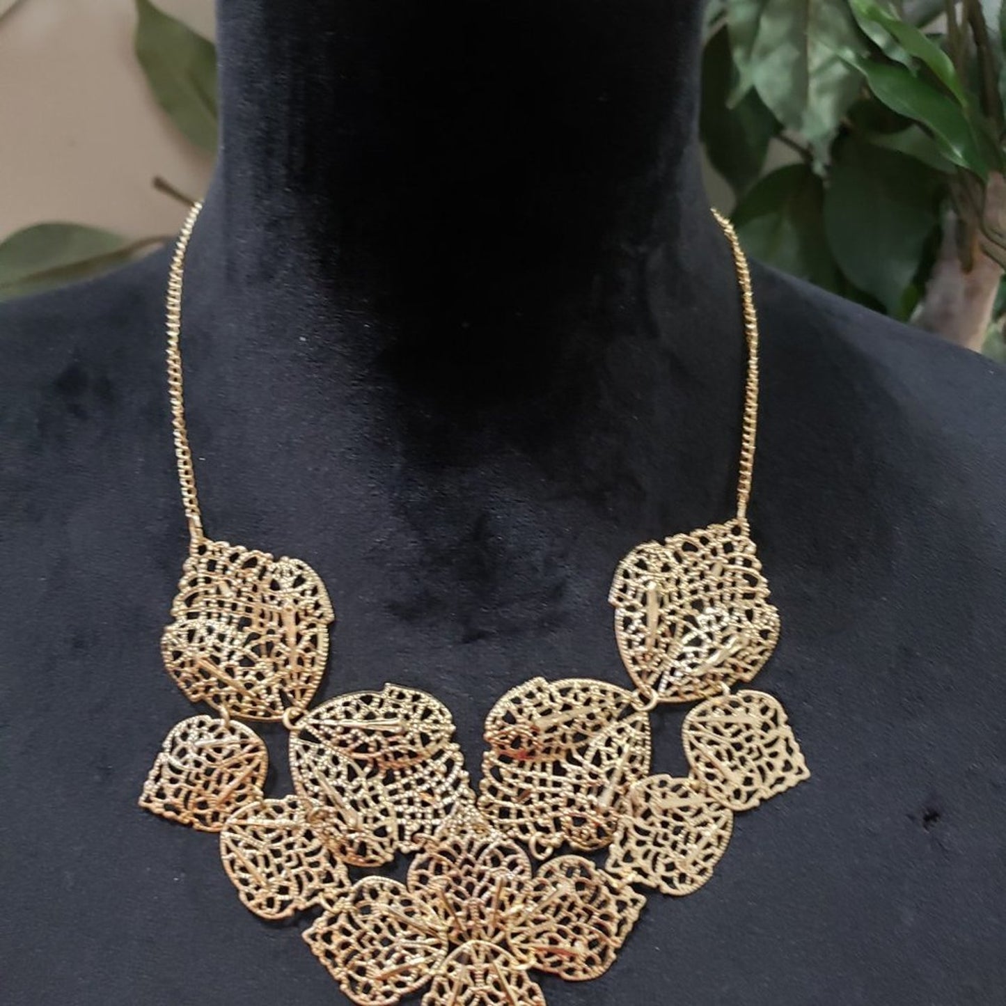 Women Vintage Gold Tone Bohemian Delicate Filigree Leaf Motif Statement Necklace