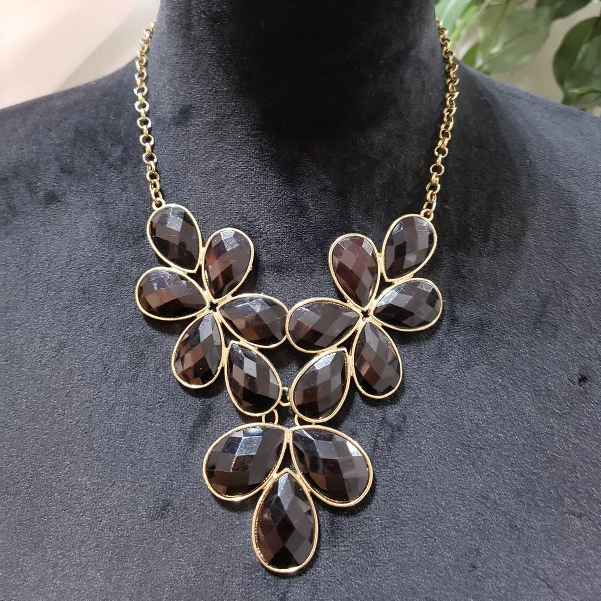Womens Fashions Black Wrapables Drop Shape Colored Necklace with Lobster Clasp